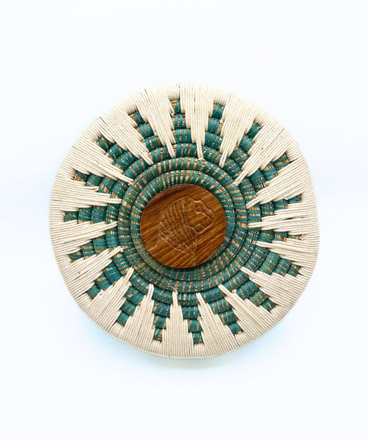 Handgeflochtende Körbe (bunt)