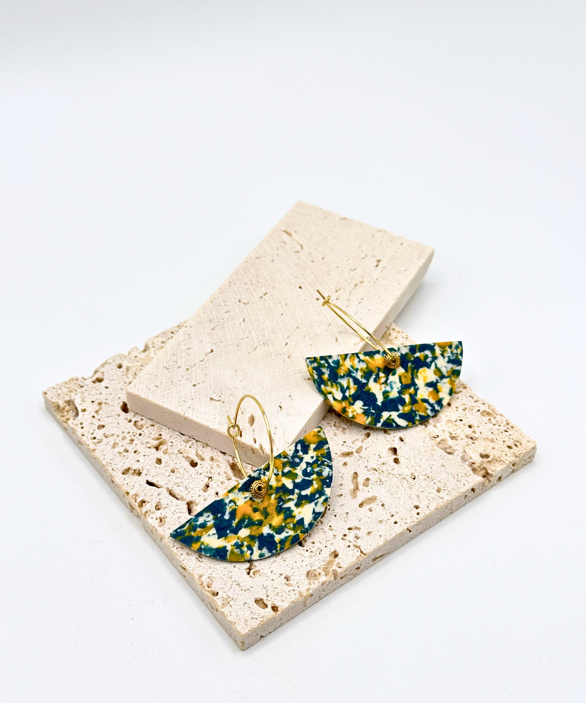 Vergoldete Ohrringe mit modern-traditionellem Design (Halbmond, blau)