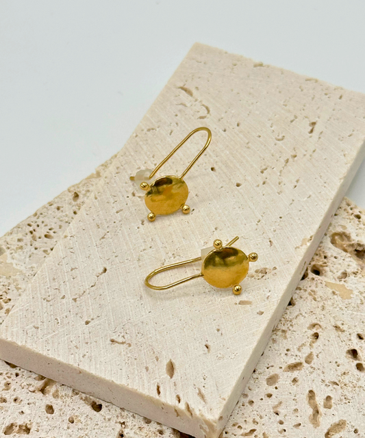 Handgefertigte vergoldete Ohrringe aus recyceltem Materialen (Tatu)