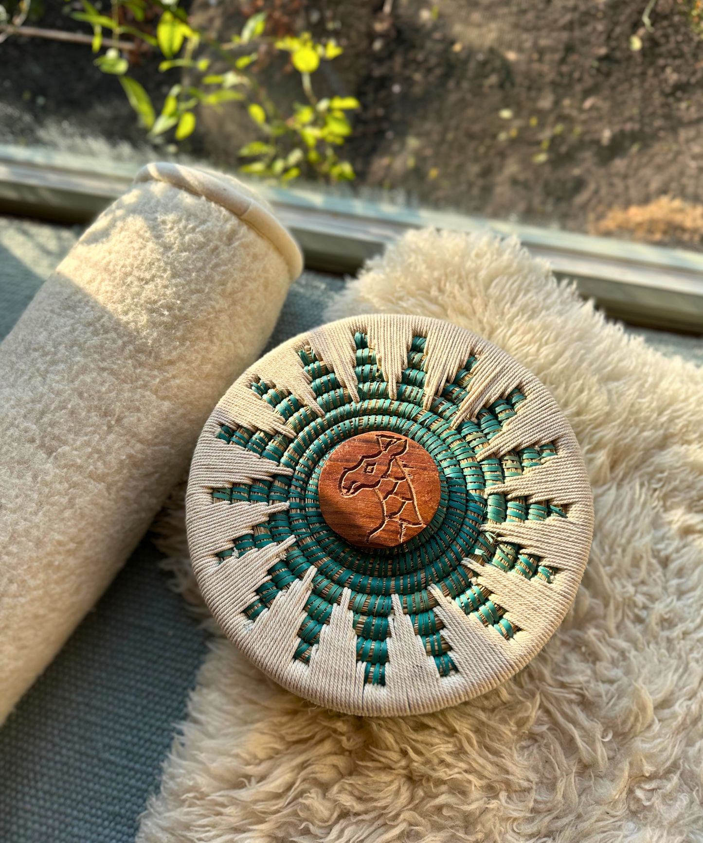 Handgeflochtende Körbe (bunt)