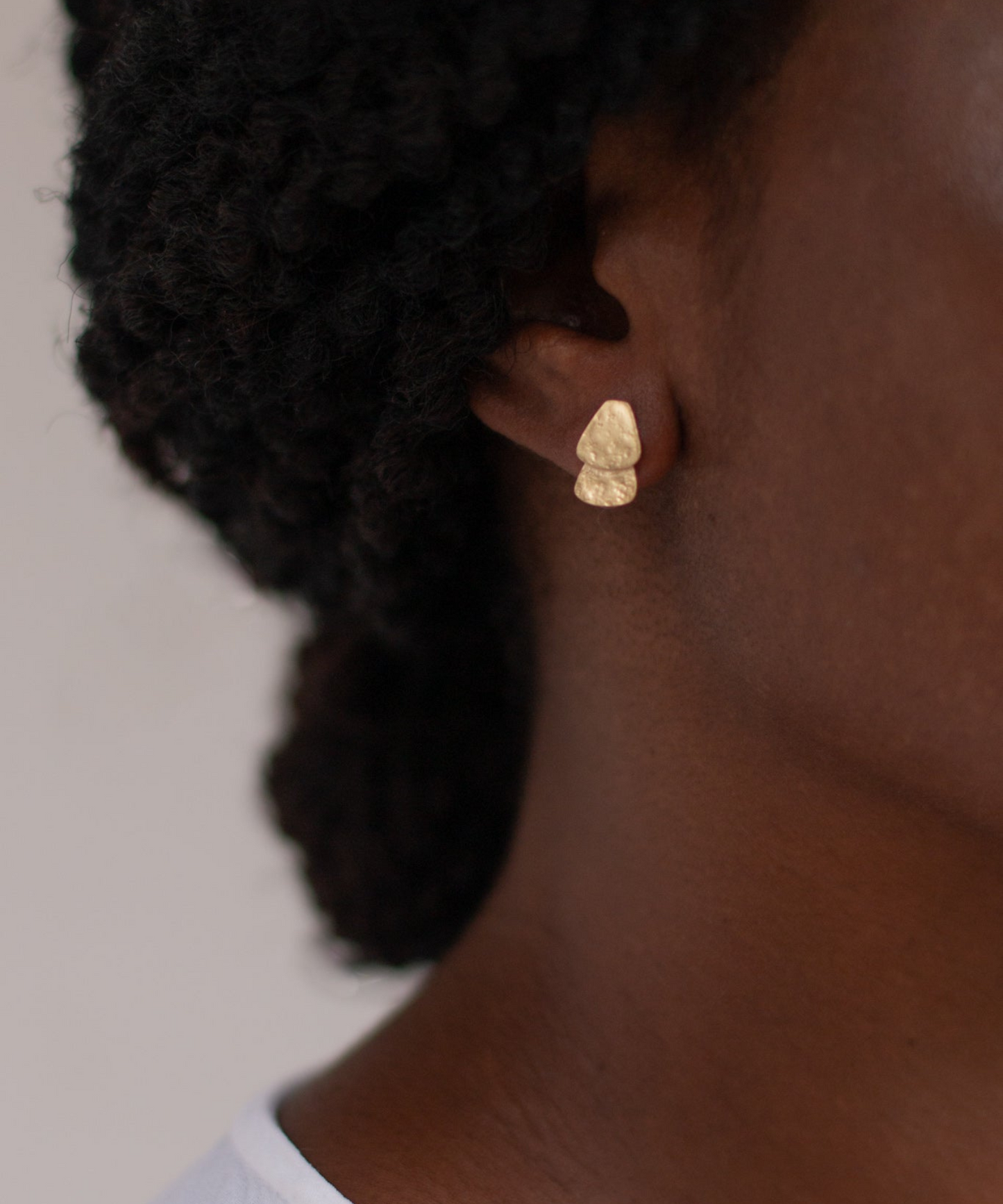 Handgefertigte vergoldete Ohrringe aus recyceltem Materialen