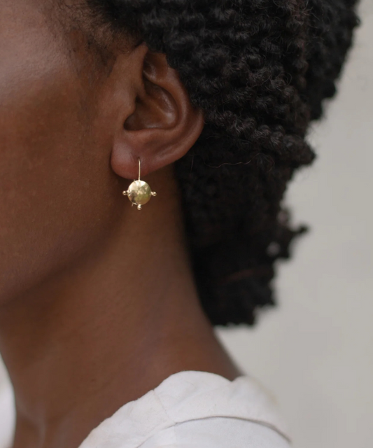 Handgefertigte vergoldete Ohrringe aus recyceltem Materialen (Tatu)