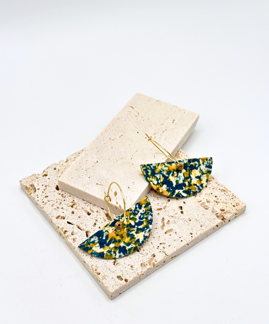 Vergoldete Ohrringe mit modern-traditionellem Design (Halbmond, blau)