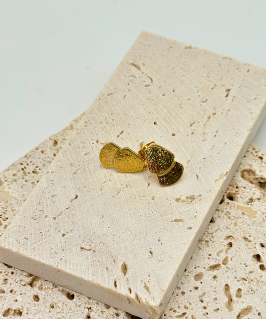 Handgefertigte vergoldete Ohrringe aus recyceltem Materialen