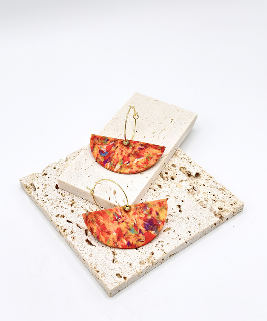 Vergoldete Ohrringe mit modern-traditionellem Design (Halbmond, orange)