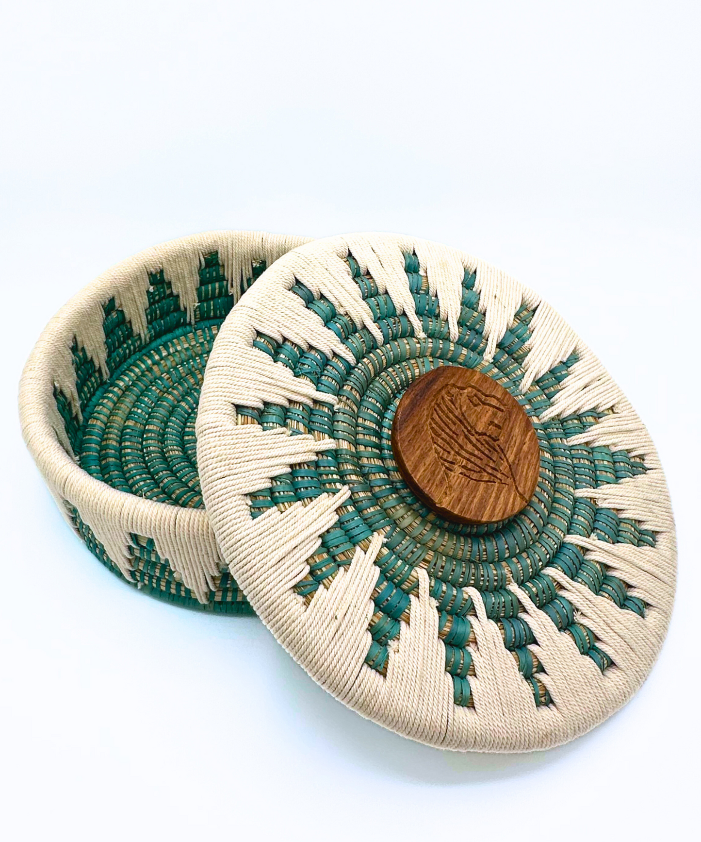 Handgeflochtende Körbe (bunt)