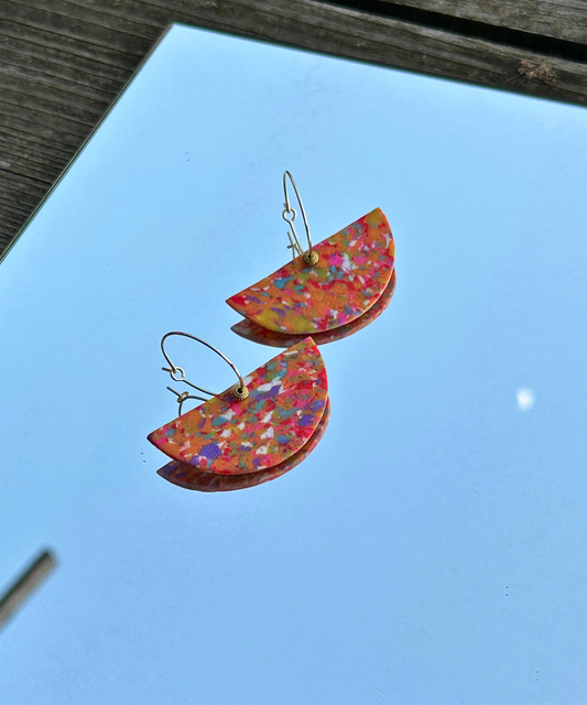 Vergoldete Ohrringe mit modern-traditionellem Design (Halbmond, orange)