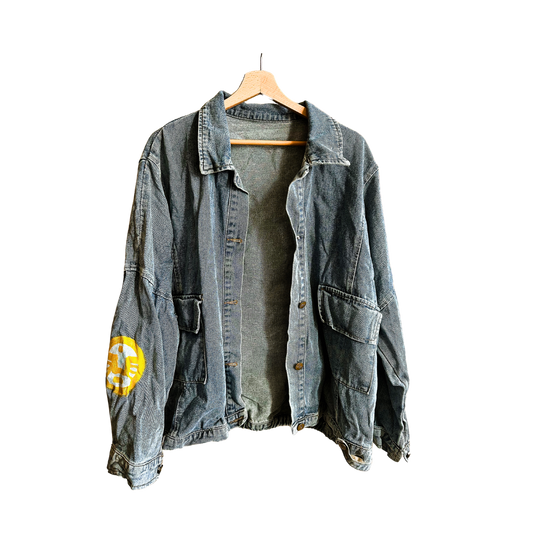 Handbemalte, Upcycled Jeansjacken mit Maskendesign (blaue Maske)